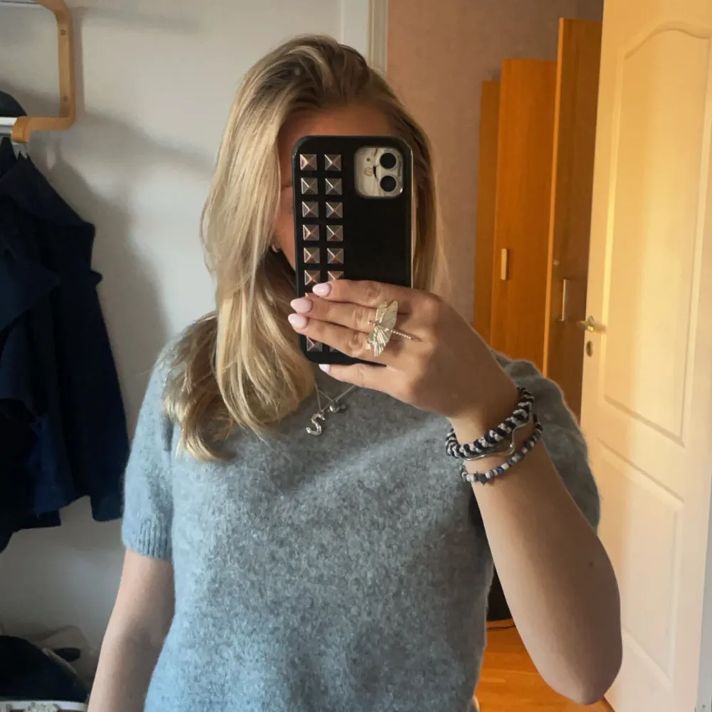 Snygg grå stickad T-shirt från Zara i storlek M/38😻. Stickat.