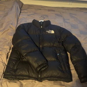 The north face jacka - Använd 2 år Har en lagad skada på ena armen Storlek XL junior motsvarande S herrstorlek Nypris: ca 3,5k