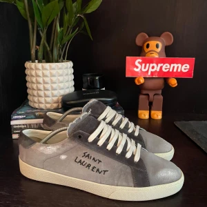 Saint Laurent skor - Tja säljer dessa sällsynta ysl skorna i den eftertraktade färgen grå. Skorna är i bra skick, 9/10. Storlek 44 men passar lite större! Nypris 7000+, mitt pris 4199. Möts i Stockholm eller fraktar spårbart via PostNord📦