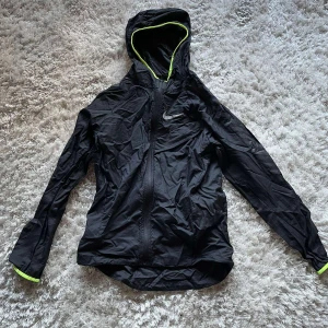 Svart vindjacka från Nike - Säljer nu en riktigt fett jacka som passar året runt när man ska träna men funkar även som en vardagsjacka. I ett riktigt bra skick är knappt använd🔥🔥Priset gå att förhandla🤩🤩
