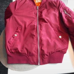 Jacka - Fin jacka men det finns ett litet hål som man kan sy. Kolla gärna mina andra annonser.