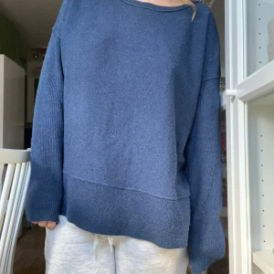 Stickad tröja - Blå populär tröja från By Malene Birger, jättefint skick💕 Nypris 2800  Storlek S/M Priset är diskuterbart!