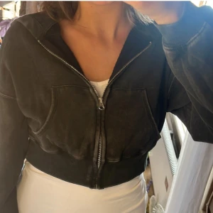 Supersnygg hoodie-jacka - Säljer en svart/grå «stentvättad» croppad hoodie med dragkedja, från H&M (ur produktion), bra skick