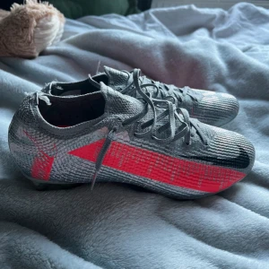 Fotbollskor - Hej Säljer ett par Nike mercurial som är väldigt svåra o få tag på. Nypris på dessa ligger på 2500-3600kr  Dom är i jättebra skick. Dm för fler bilder.
