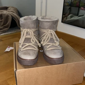 Inuikiis skor  - Jätte snygga inuikiis skor som är som nya knappt använda box ingår storlek 38 men passar mig som har 39