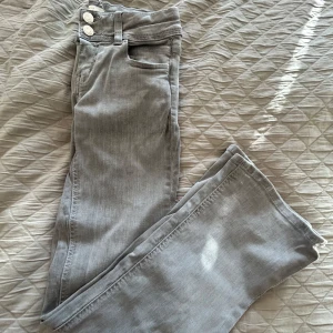 Lågmidjade jeans - Säljer de här lågmidjade jeansen från ginatricot då de inte passar längre💗 Storlek 146 men skulle säga Xs/Xxs