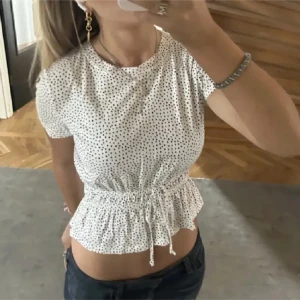 Prickig topp💘 - Söt topp som aldrig har använts! Storlek s men passar mig som har xs🫶🏻