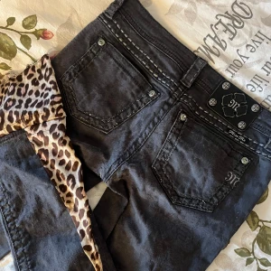 Omsydda miss me jeans💗 - Passar inte mig så kan tyvärr inte visa bild när jag har på mig dom, inga större defekter som jag vet om. Pris är ej hugget i sten💗