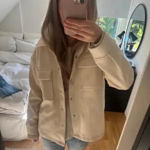 Säljer min beige kappa från Gina då den inte kommer till användning💗