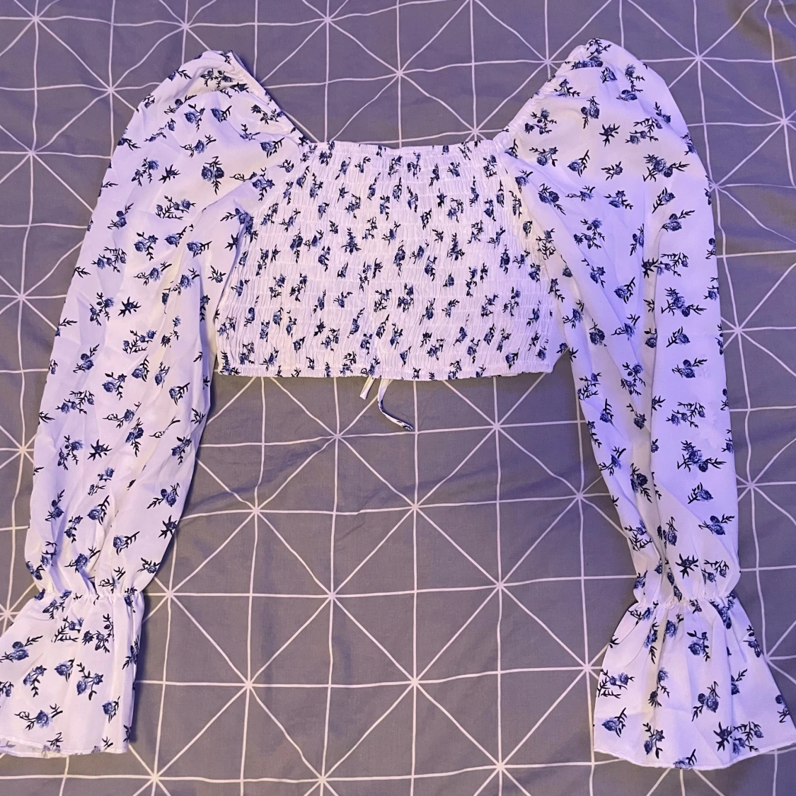 Vit blommig croppad topp - 90