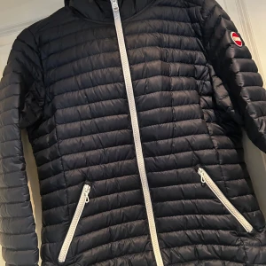 Colmar dunjacka, strl 172 (16y) - Mycket sparsamt använd, inga fläckar. Passar dam S (jag är 160cm). Polyester och fjädrar