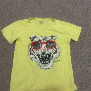 T-shirt för barn med en ritning på - Jag säljer en t-shirt för barn som är gul och har en vacker ritning på. Den är för barn som är 7-8 år och är 128cm