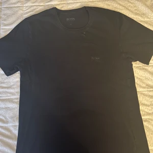 Hugo boss t-shirts  - Säljer min använda Hugo boss tröja då den blivit för liten på mig