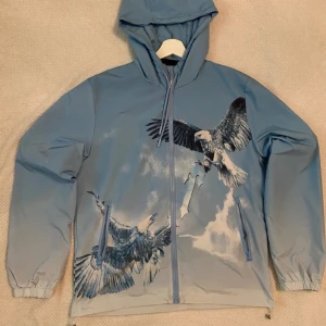 Blå Trapstar  - Det är en blåa Trapstar jacka som är väldigt sällsynt köpte den av en företetta kompis men gillade inte hur den sitter så väljer nu att sälja den. Annars så är skicket perfekt för att jag aldrig har använt den. 