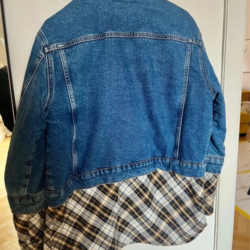 Snygg unik jeansjacka från Maje. Bra skick! . Jackor.