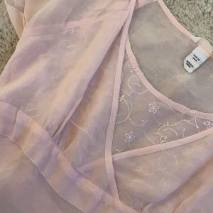 Fin rosa blus🩷 - Jätte fin gullig rosa jacka som tyvärr inte kommit till användning, den är lite genomskinlig vid magen men skulle inte säga att det gör något, jag tycker den är lite lång på mig som är 165 men det beror på hur man själv vill ha den💕