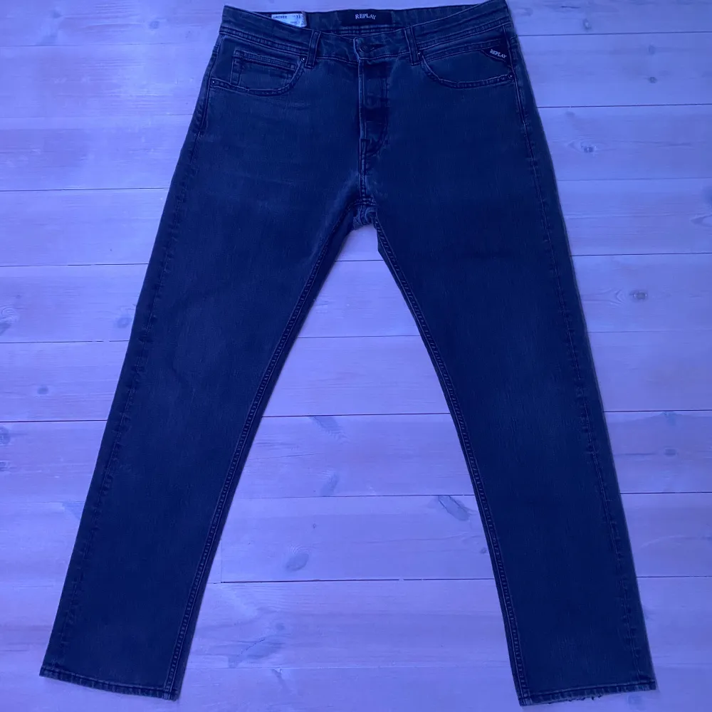 Säljer dessa riktigt snygga gråa replay då dem var lite stora för mig. Dem är i ett bra skick. Och till ett riktigt bra pris. Skriv till mig om ni har några frågor😁. Jeans & Byxor.