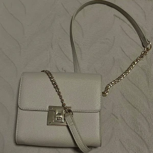 Beige Väska  - En snygg Väska i Jättebra skick 💖 med en elegant design och tillräckligt rymme  Om du har några frågor tveka inte att höra av dig! 💖 