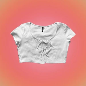 vit bolero 🎀 - topp med rosetter från divided, kontakta gärna vid frågor 