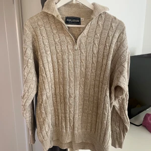 Kabelstickad tröja  - Tröja i herrmodell men har haft den som en oversized tröja.