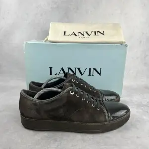 Lanvin captoe sneaker  –  Skick: 7/10  –  Storlek: 43/uk9  –  Tillbehör: Enbart skorna ingår  –  Nypris: 5200 kr  Denna modell är stor i storlek och vi rekommenderar att gå ner en storlek