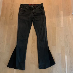 Lågmidjade miss sixty jeans! - Skit snygga mörkgråa jeans! Köpta secondhand o har blivit sydda till bootcut men de e super fina!🤗✨