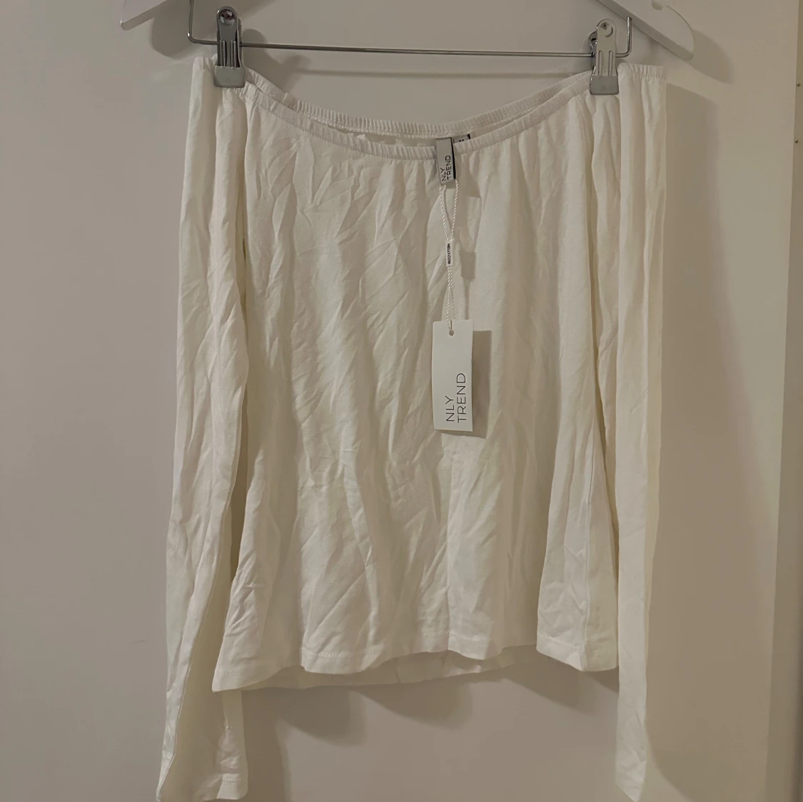 Vit off shoulder topp från NLY Trend