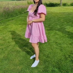 Rosa klänning - Amvänd 2 gånger fortfarandw perfekt skick, strolek S, den har dragkedja på sidan, kan passa Xs