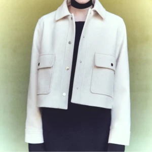 Beige kappa zara  - Säljer en jättefin beige höst/vår kappa från Zara, nyskick för 250kr. Storlek xs men passar över S. Säljs inte längre i butik. 