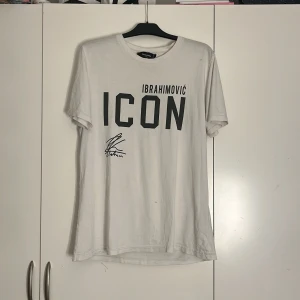 Dsquared2 Ibrahimovic - Säljer på grund av att den är för stor, storleken är XXL men passar dig med L/XL. Tröjan har två små fläckar på ryggen(se bild 3) ny pris är ca 2100 men släpper den för 800 men priset kan såklart diskuteras