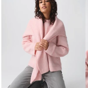 Rosa stickad tröja - Från gina i strl s, fint skick💗 slutsåld på hemsidan!