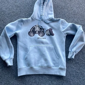 Palm angels hoodie - Säljer nu min Palm angels hoodie då den har blivit för liten den är M men sitter som en S. Kan tänka mig att gå med i priset vid snabb affär.