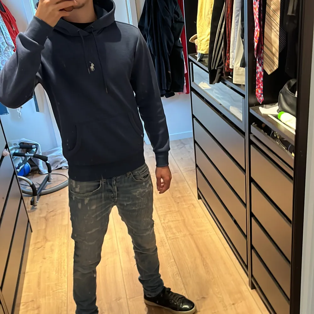 En nästan sprillans ny Ralph lauren hoodie i lätt ett av de skönaste materialen, men den är lite liten på mig och är sugen på att byta så om du har något i storleken xs-s som du vill byta är det bara att höra av dig! Nypris på denna ligger på 1800kr!. Hoodies.