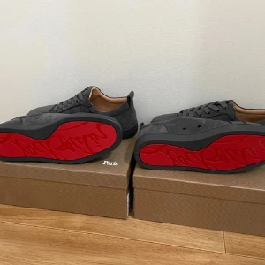 Skor - Säljer dessa Christian Louboutin skorna, helt nya, oanvända, mycket hög kvalité och material, allt i bild 5 medföljer kom dm