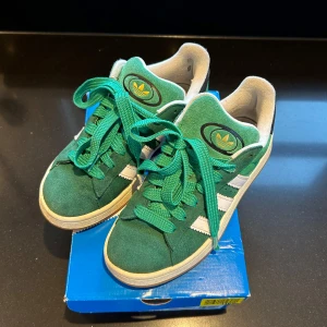 Adidas campus - Säljer dessa jätte snygga adidas campus skorna som är gröna med guld detaljer, skona är i hyfsat bra skick men med lite små slitningar men inget större☺️