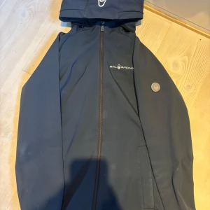 Sail racing vindjacka - Säljer min Sail Racing vindjacka då jag växt ur den. Bra skick.