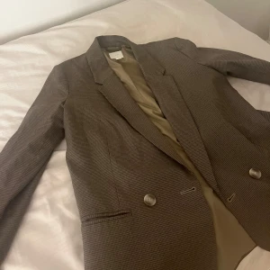 Kavaj - Jätte jättesnygg kavaj dock lite stor på mig. Den är i storlek XS och ska vara ”oversised” och sitter jättefin. Men fungerar väldigt väl som storlek S.