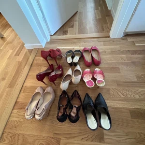 Klakskor - Mamma hade för många klackakor ville sälja, meddela om intresserad 8/10 hyfsat bra skick på skorna. Pris kan diskuteras, skriv för övriga frågor