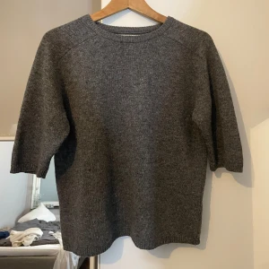 Tunn stickad tshirt - Säljer denna tunna stickade T-shirten från zara i L men passar mig med S, typ nyskick ❤️