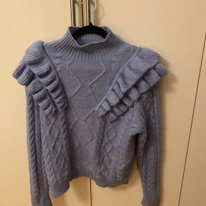 Stickad tröja med volanger🤍 - Intressekoll på min only tröja, köpt för ca 3 år sen. Använd ungefär 3 gånger då jag är osäker med hög krage på mig. Super fin!💗 pris kan diskuteras