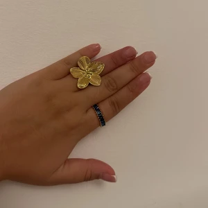 Blå ring  - Säljer denna söta blå ringen som jag köpt utomlands men inte passar mig längre! Använd fåtal gånger, varan är i bra stick!!