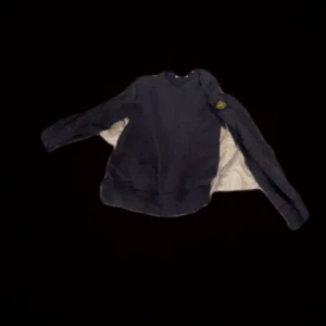 Stone Island tröja  - En Stone Island Hoodie i storlek 158-164 som är i rätt så bra skick jag säljer den för 500kr men det går o ändra vid snabb affär