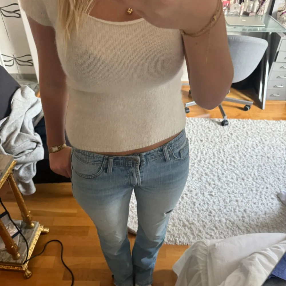 Jätte snygga ljusblåa low-waisted jeans som är köpta i London på Brandy Melville. Jättetrendiga och säljs inte längre. Onesize storlek men skulle säga att dom passar S-M  (midjemåttet är ca 40 cm). Jeans & Byxor.