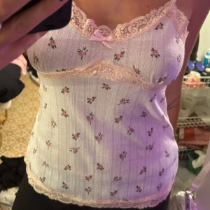 Blommigt linne - Jättegulligt linne som är helt oanvänd.