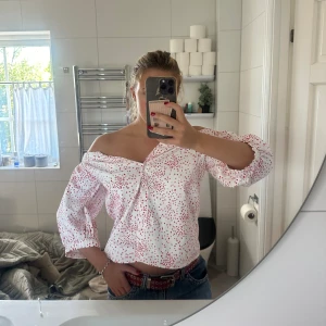 Prickig blus - Rödprickig blus/ skjorta❤️❤️❤️