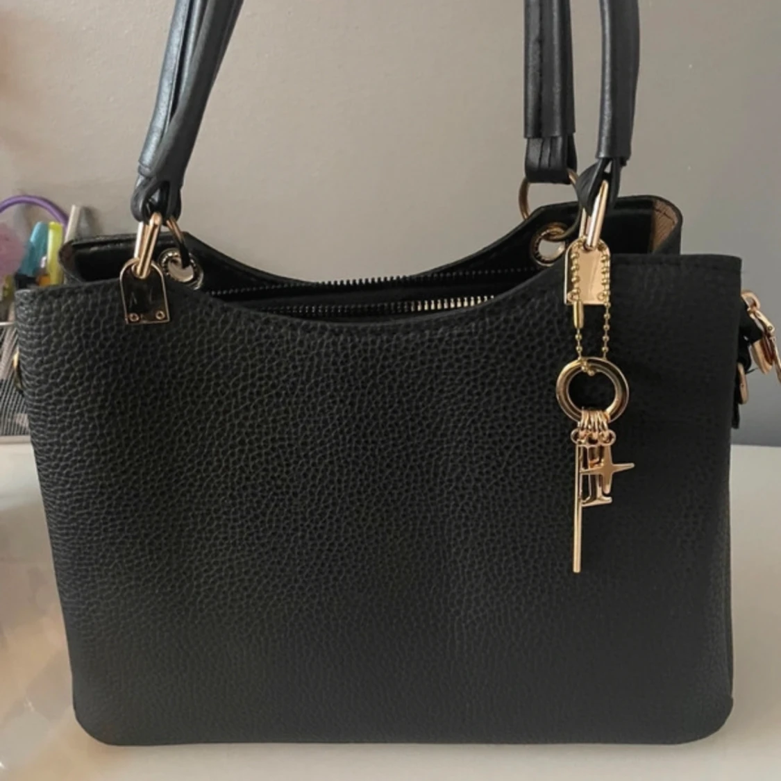 Fin nya väska med gulddetalj - 90