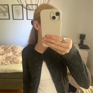 Kofta - Jag säljer en mörkgrå kofta från hm då den inte längre kommer till användning, väldigt bra skick!💕