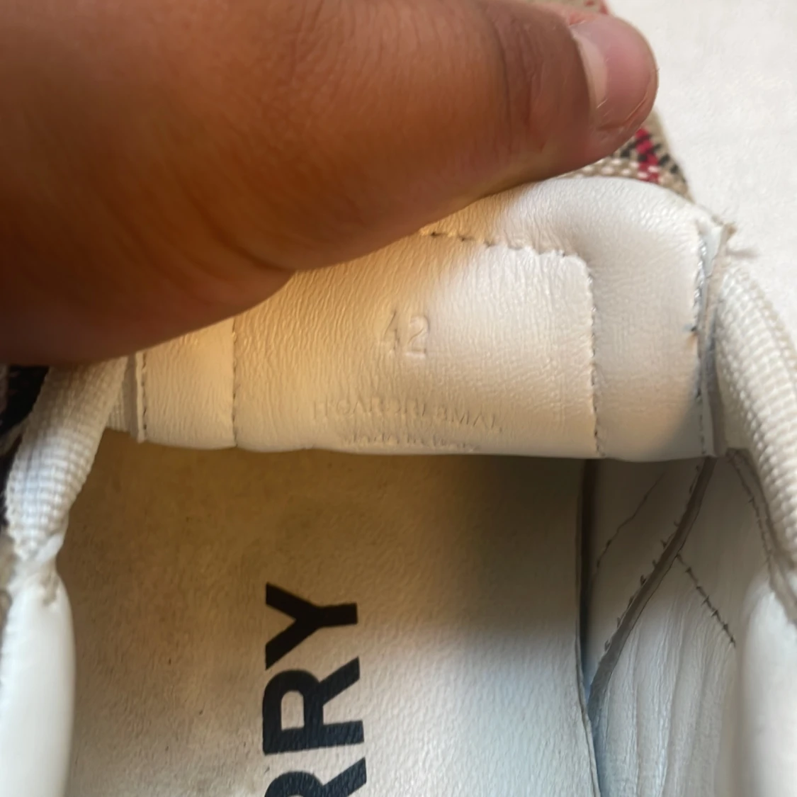 Snygga burberry skor  - 90