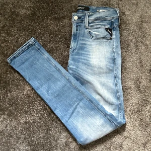 Replay Jeans - Ett par riktigt snygga replay jeans med en snygg blå färg modellen är anbass (slim fit) Storlek W28 L32, ny pris 1899kr. Kontakta för fler bilder eller om du har några funderingar.