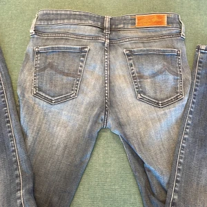 Jacob Cohen jeans - Hej, säljer nu mina sjukt snygga och exklusiva Jacob cohën jeans i super skick! De är i storlek 27 men passar runt 170. Dessutom är fickorna skräddarsydda längre än vanligt då du nu kan ha mobil med mera istället för de vanliga! Vid frågor kontakta